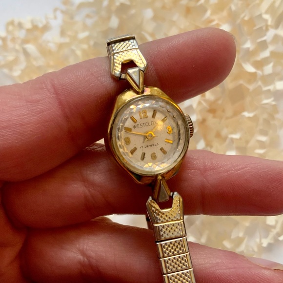 Vintage Westclox 17 Jewels Ladies Textured Gold Tone Wristwatch - Picture 3 of 15